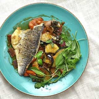 Francuski klasyk - dorada z ratatouille

Zamiast tymianku dorzuciłem oregano, zakwasiłem octem z czerwonego wina, odrobinę dosłodziłem i proszę mi wierzyć, że w połączeniu z pomidorami, których zadaniem jest właśnie zakwaszanie tej potrawy, ten element smakowy dostaje hiper kopniaka, otrzymujemy kwaśno słodki, długo zapamiętywalny finisz smakowy. Idąc dalej za korektami „alla ja”, zwiększyłem ilość bakłażana w daniu, proporcję znaczy, zwiększając jego udział o jakąś 1/5 (20 procent), bo ze wszystkich warzyw w potrawie, właśnie bakłażan jest najciekawszy, jest najbardziej sexi ...

Czytajcie (cały tekst na http://qulinarnyprojekt.tv/), gotujcie i smakujcie.

# dorada #fishandwine #ryba #obiad #fishday #gotowanie #food #gotowaniezpasja #warszawa #foodie #foodiesofinstagram #foodielife #slowfood #kulinaria #przepis #pomysłnaobiad #pyszne #pysznepl #pysznejedzenie #warsaw #foodstagram #jedzenie #restauracja